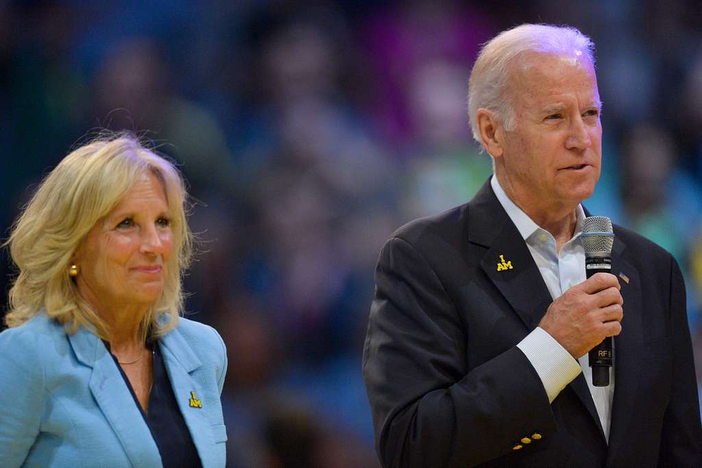 Podporován manželkou Jill bude Joe Biden pokračovat v prezidentské kampani.