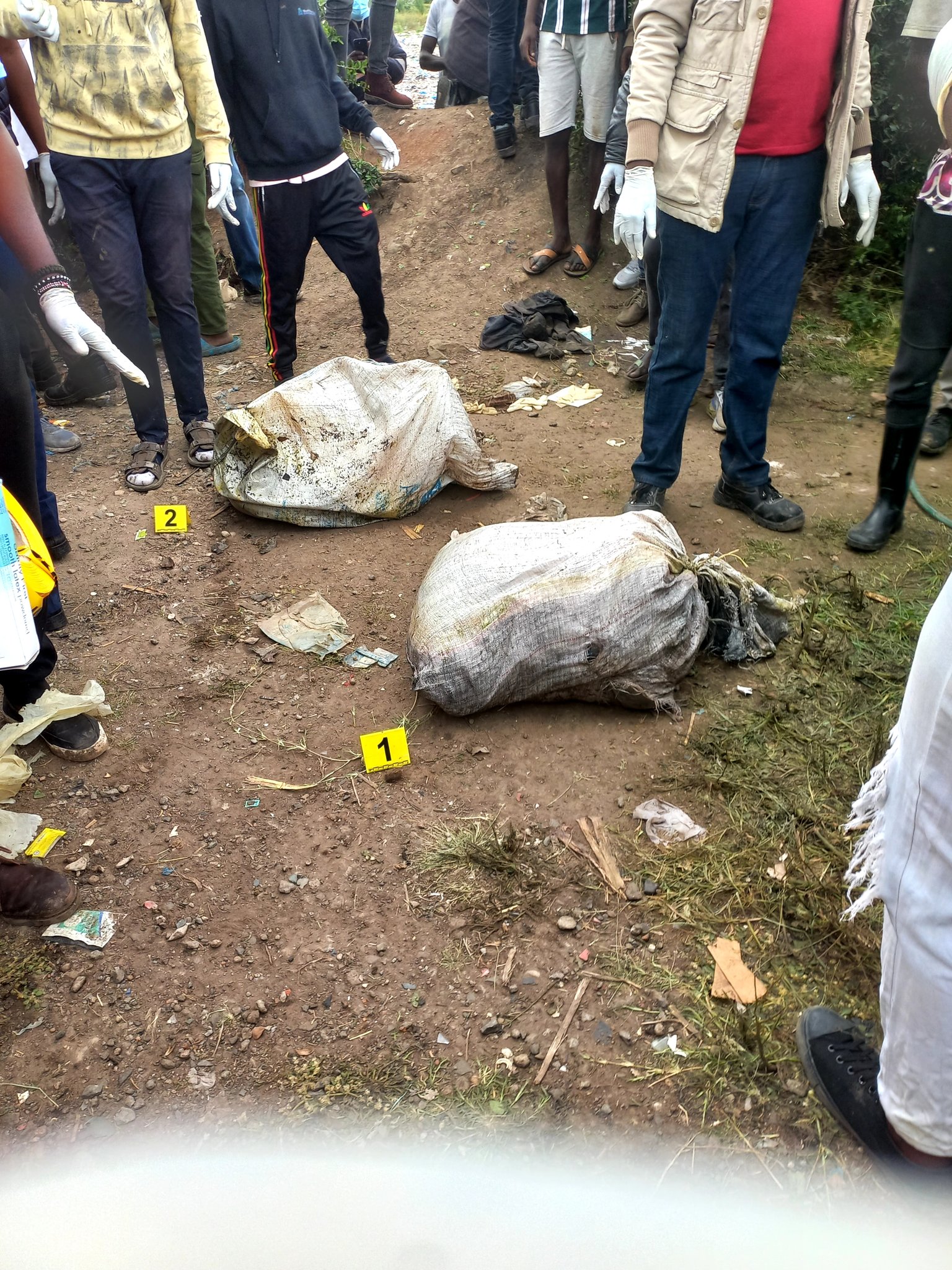 Pytle s těly obětí.