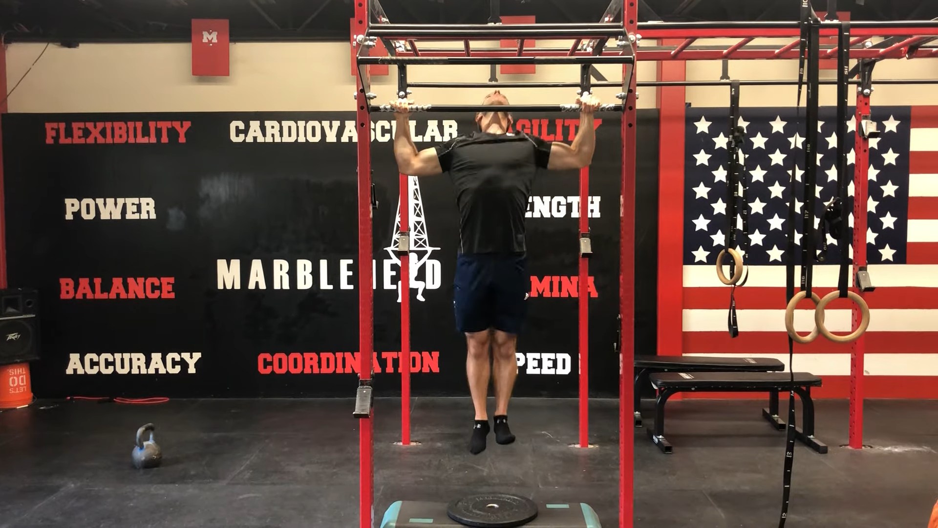 Světový rekordman v počtu shybů za minutu Adam Sandel