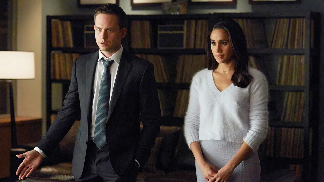 Patrick J. Adams a Meghan Markle v seriálu Kravaťáci.