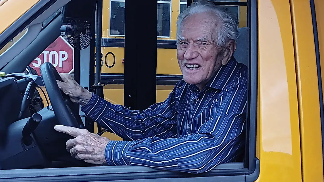 94letý řidič školního autobusu Jim Oppegard