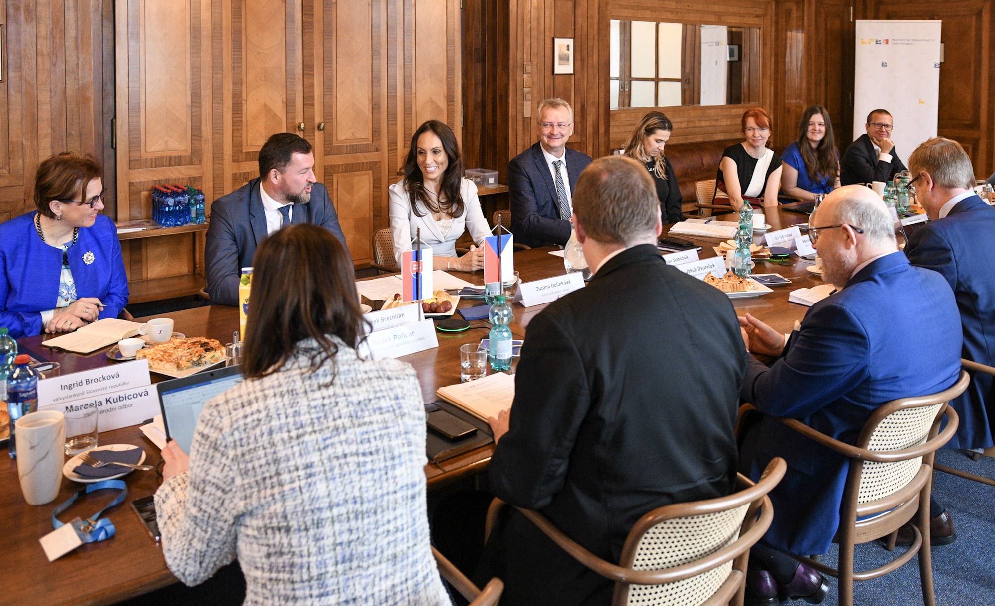 Foto z jednání slovenské ministryně zdravotnictví s jejím českým protějškem.