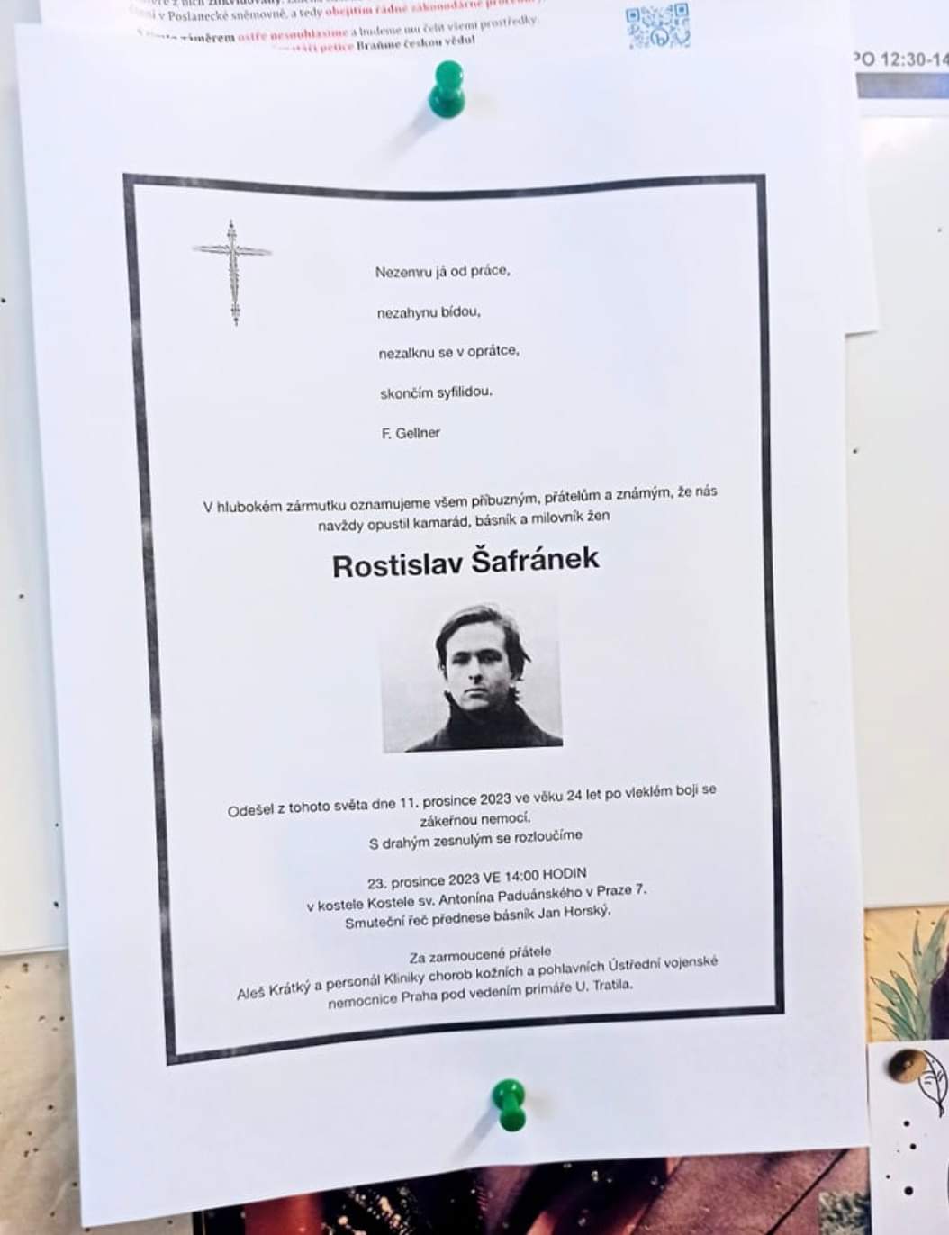 Parte se objevilo na několika místech fakulty údajně 11. prosince.