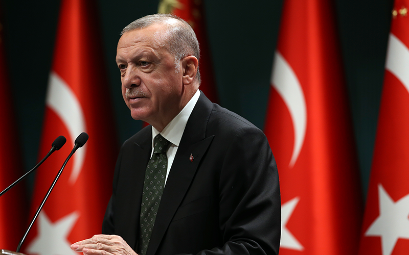 Devět mužů kritizovalo Erdogana a teď je za mřížemi.