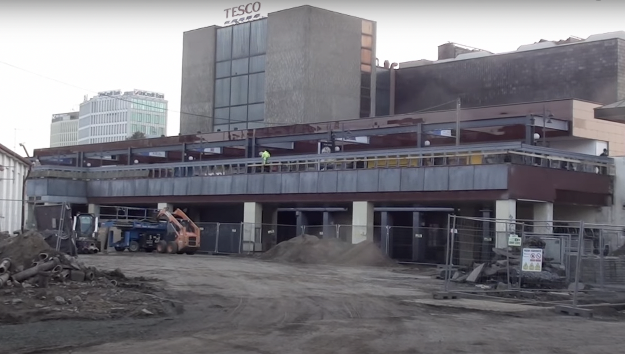 Staré Tesco v Brně jde k zemi. Začalo bourání.