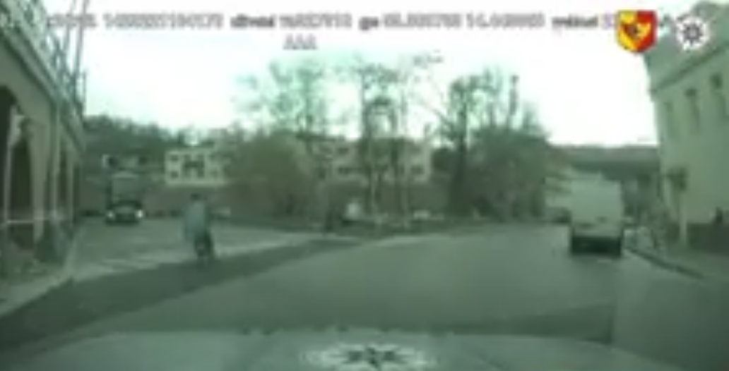 Muž prchal před policisty na kole.