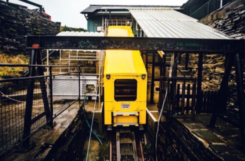 Lanovka, který zaveze klienty do hlubin dolu.