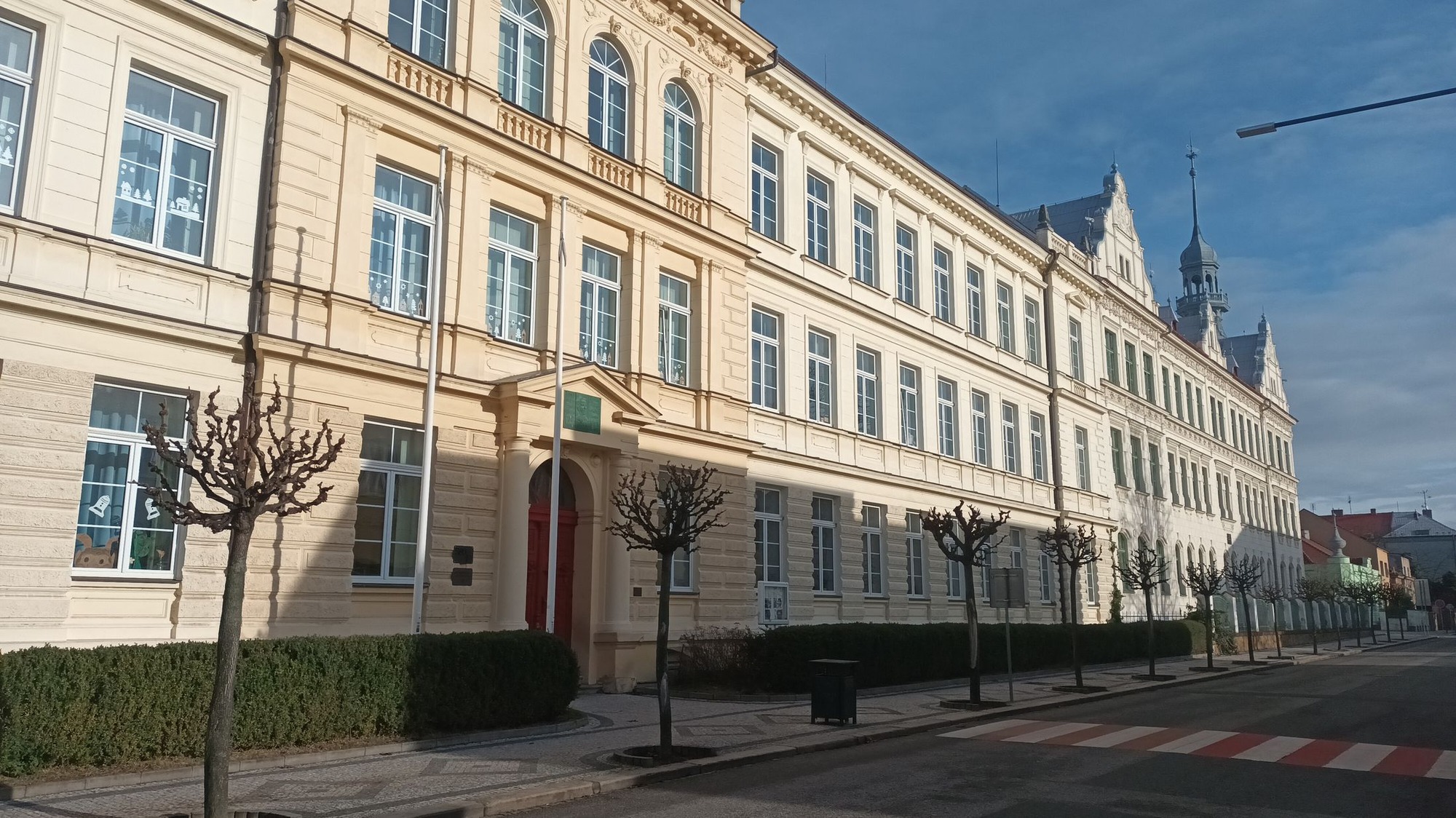 Na Základní škole Komenského v Nymburku dnes dopoledne hořelo.