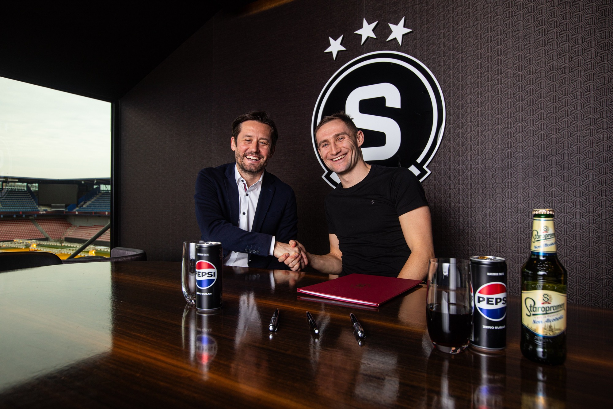 Jan Kuchta při podpisu smlouvy na Letné.