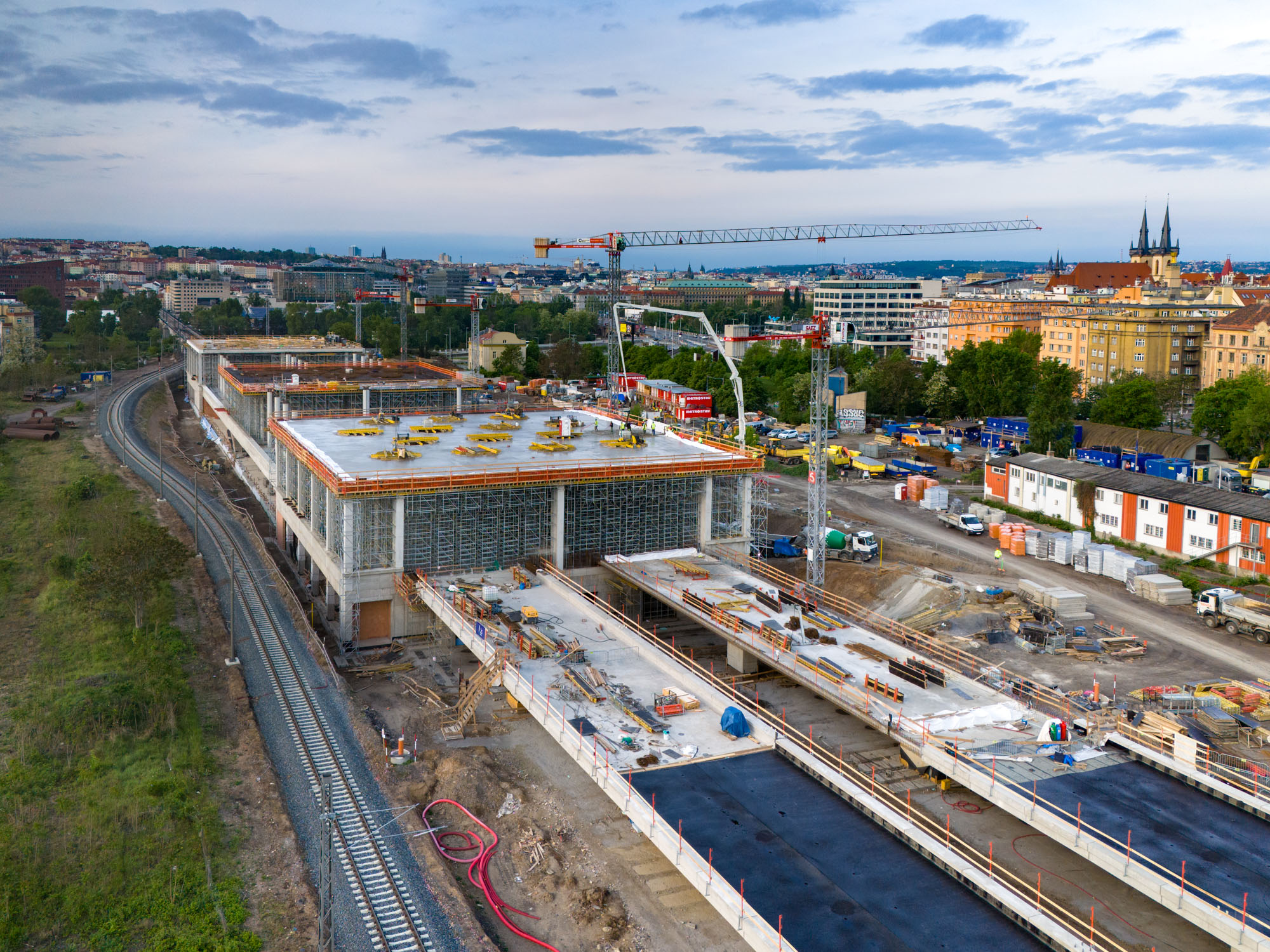 Stavba nádraží v Bubnech v Praze.