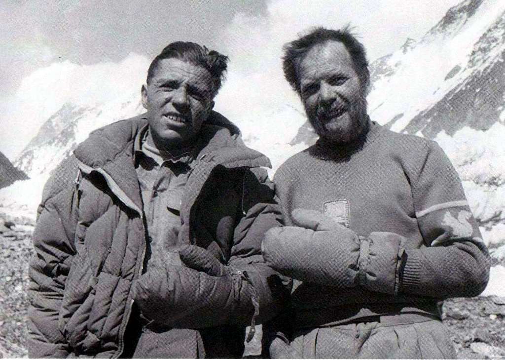 Italští horolezci Achille Compagnoni a Lino Lacedelli při výstupu na K2.