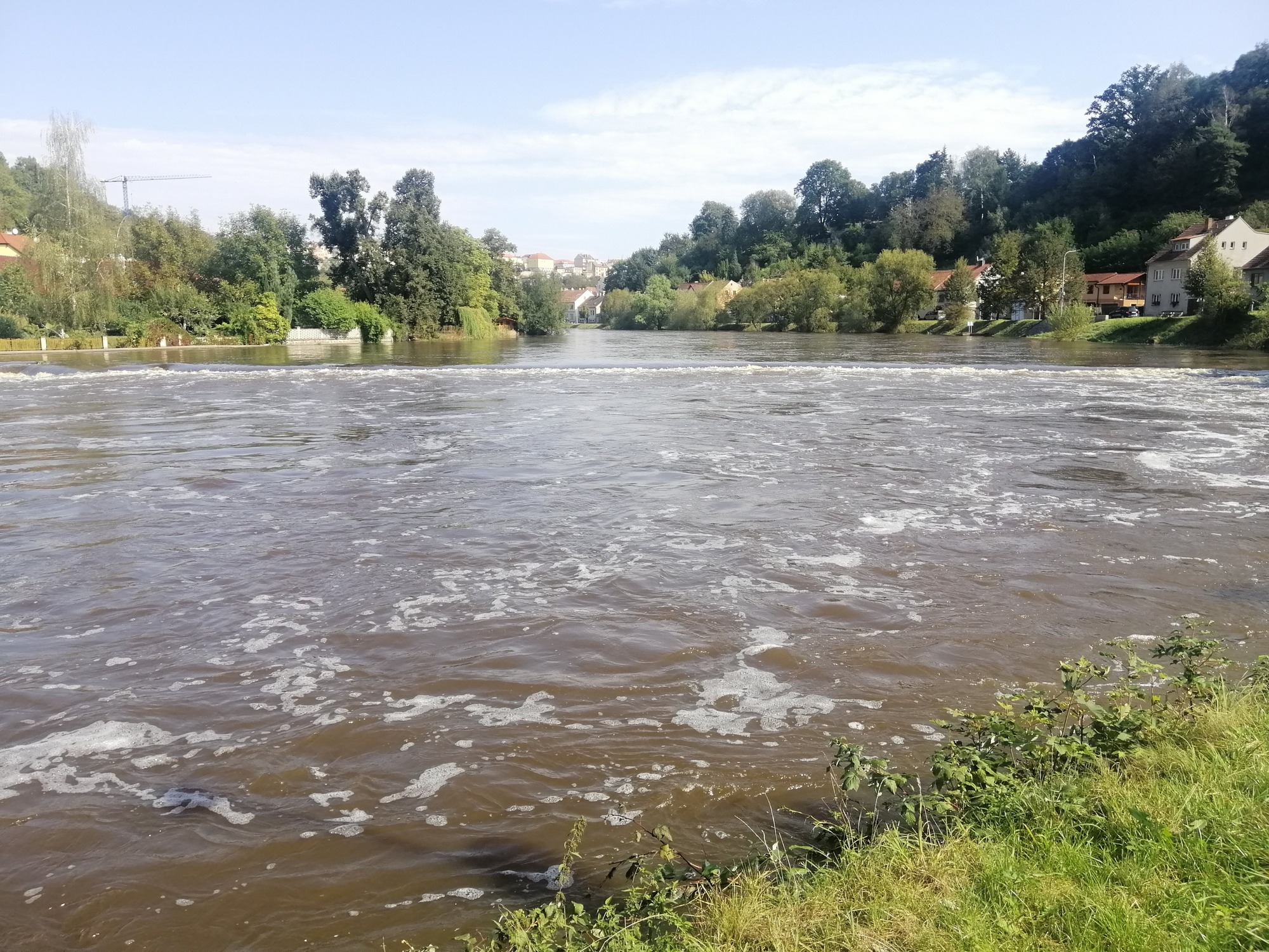 Rozvodněná Lužnice stále působí problémy na jihu Čech.