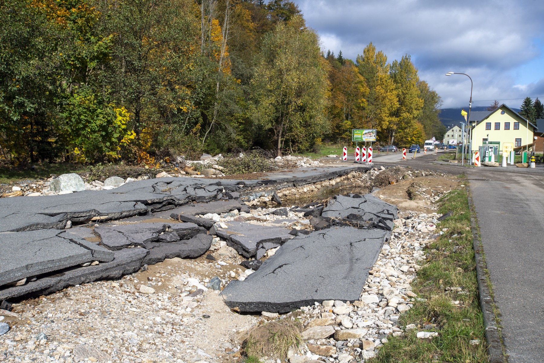 Záplavy v září poničily příjezdovou silnici do rozsáhlého rekreačního areálu na Dolní Morave (15. 10. 2024)