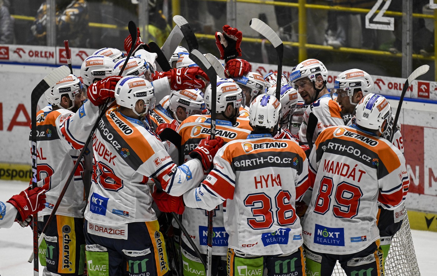 Hráči Pardubic se radují z další výhry