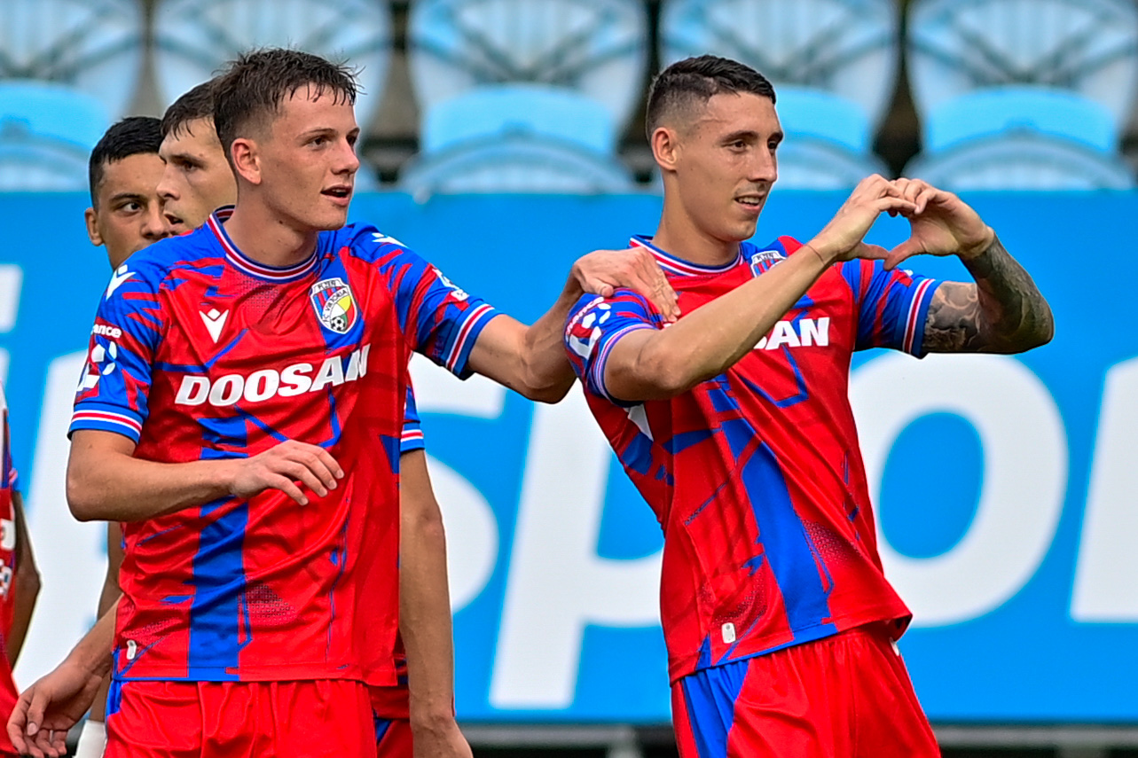 Erik Jirka oslavuje úvodní trefu v Českých Budějovicích. Plzeň na jihu Čech vyhrála 3:0.