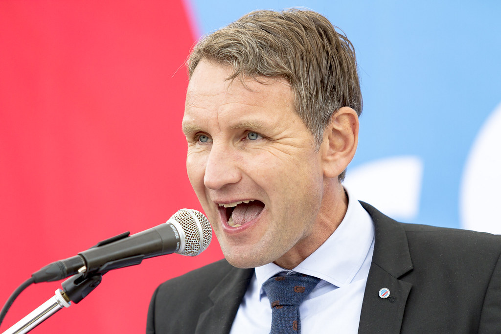 Politik německé AfD Björn Höcke má problémy kvůli nacistickému sloganu.