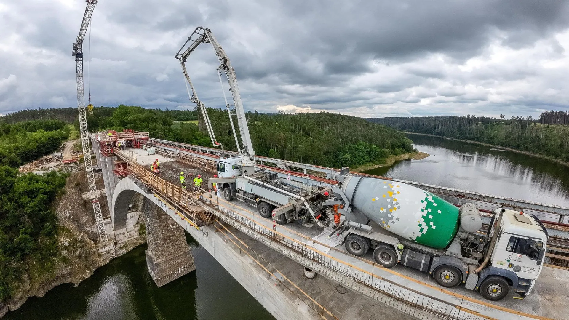 Nový most před Orlickou přehradu.