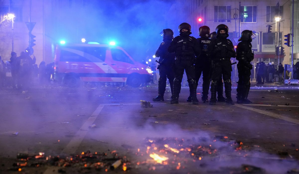 Oslavy příchodu nového roku, zejména ve čtvrtích se silnou komunitou běženců, připomínaly v Německu spíše pouliční válku.