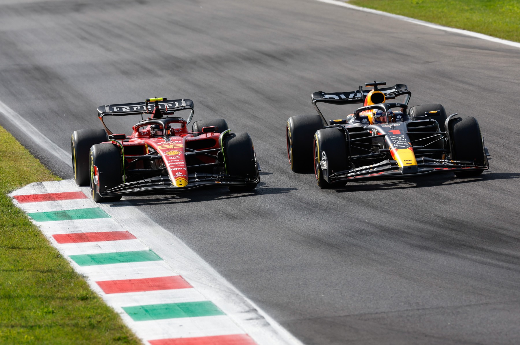 Max Verstappen (vpravo) a Carlos Sainz.