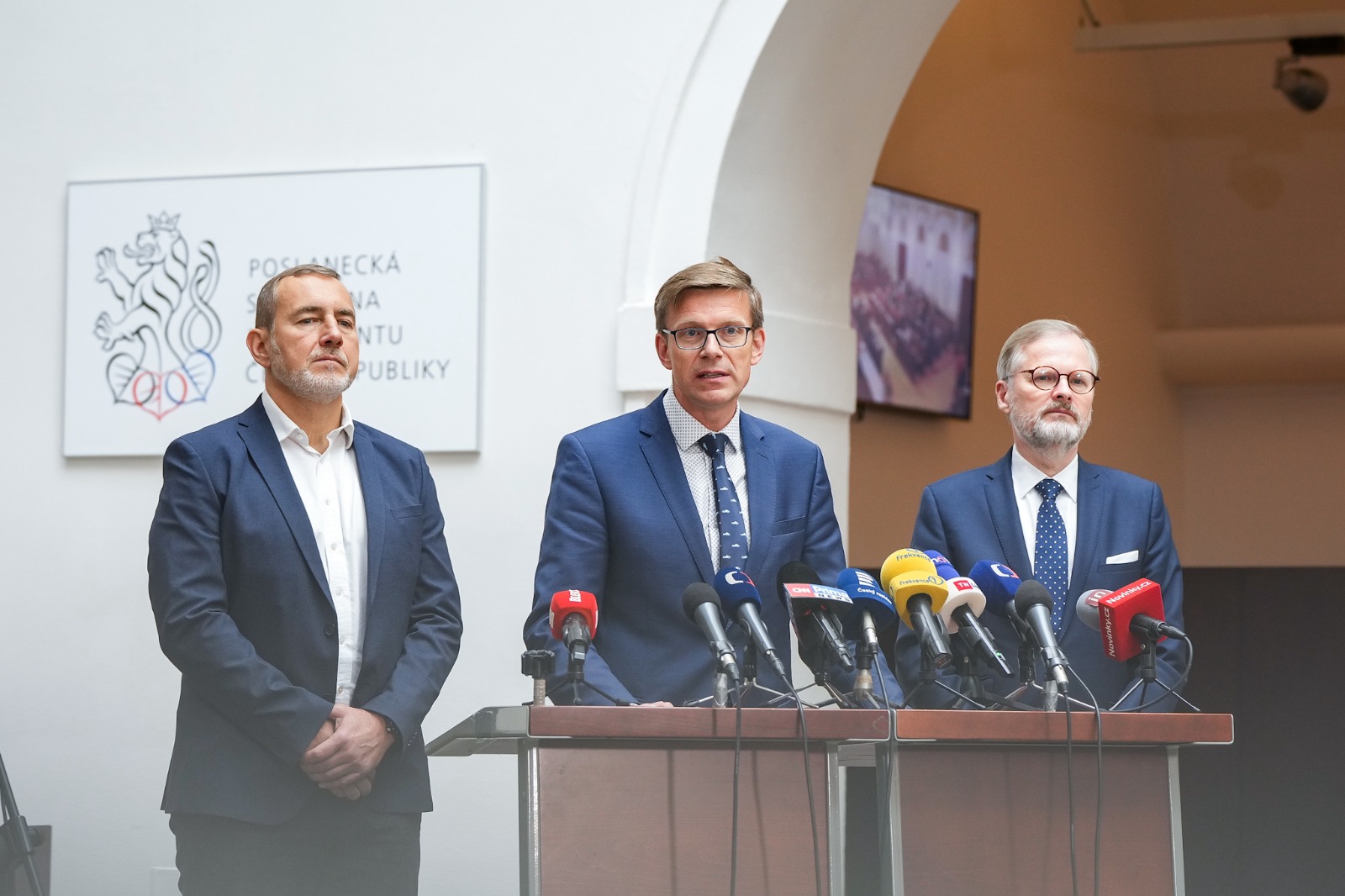 Zleva prezident AutoSAP Martin Jahn, ministr dopravy Martin Kupka a premiér Petr Fiala.