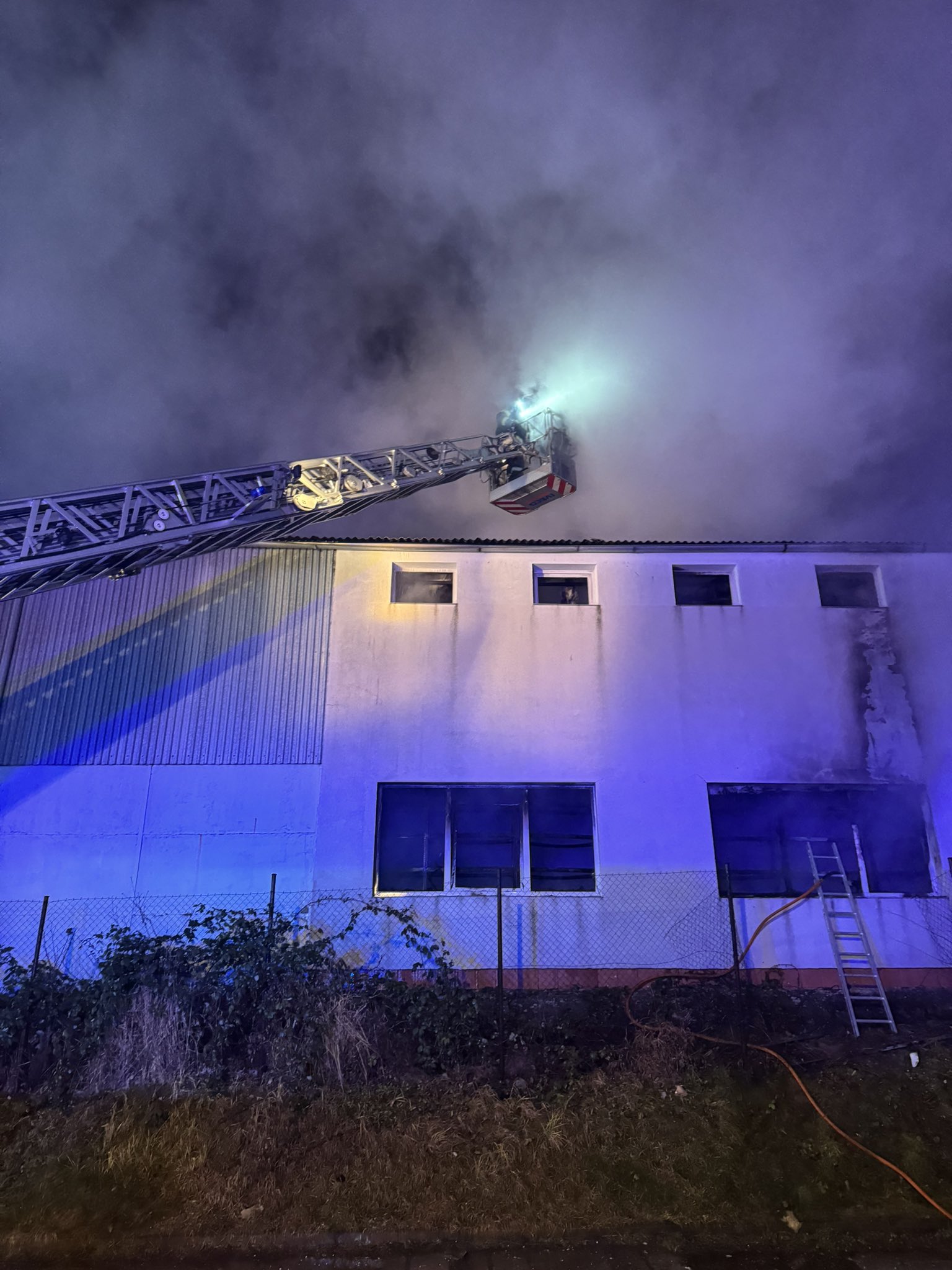 Požár haly v Brandýse nad Labem.
