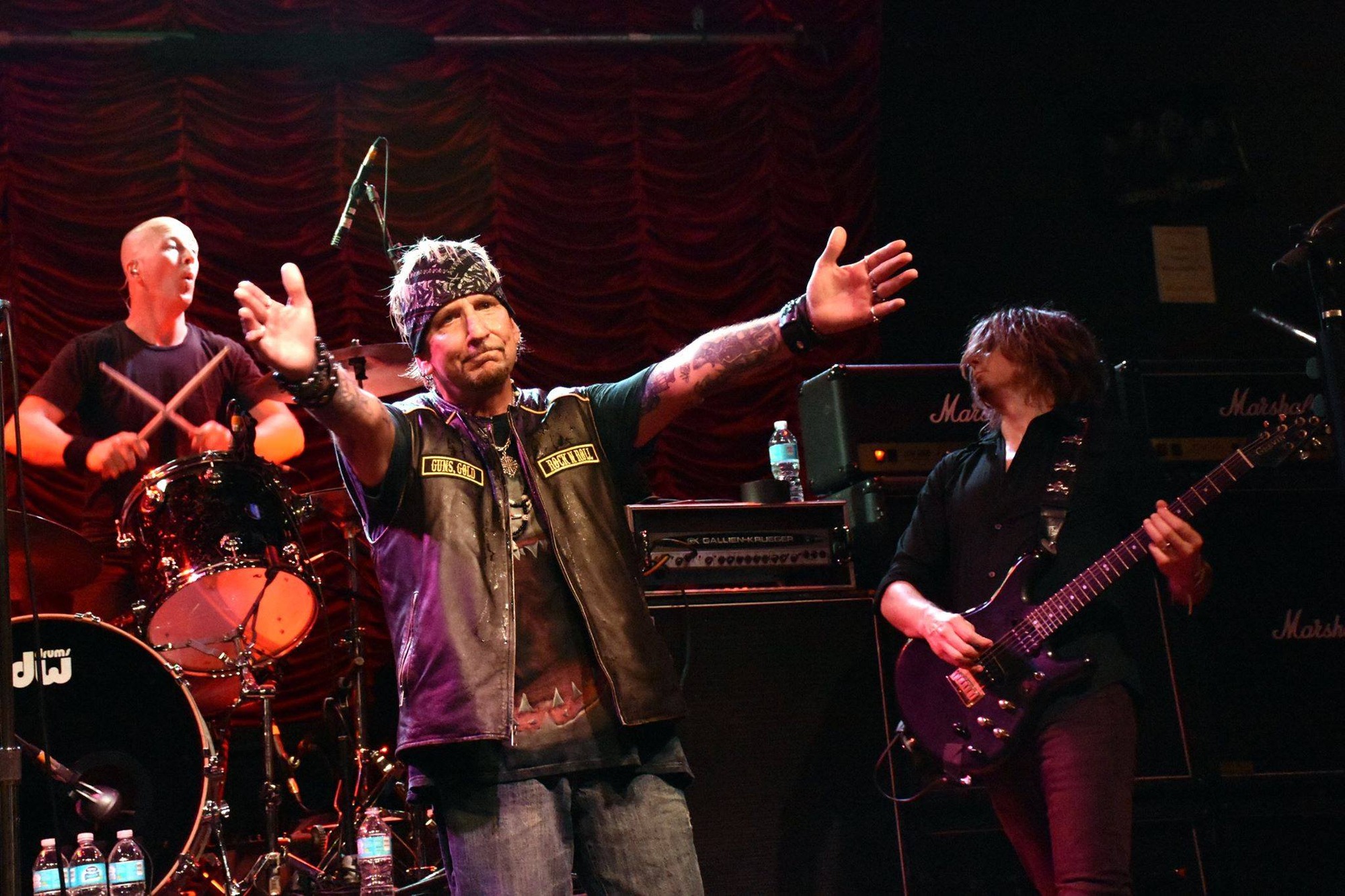 Na pódiu se už zpěvák Jack Russell neobjeví.