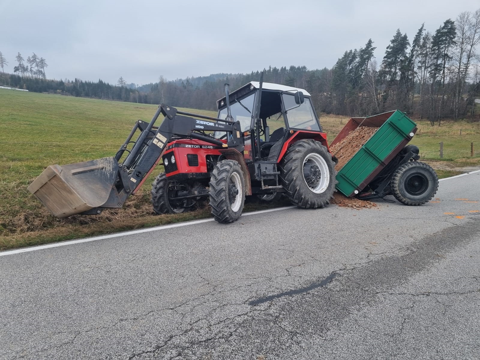 Místo nehody na silnici mezi Heřmančem a Lipnicí.