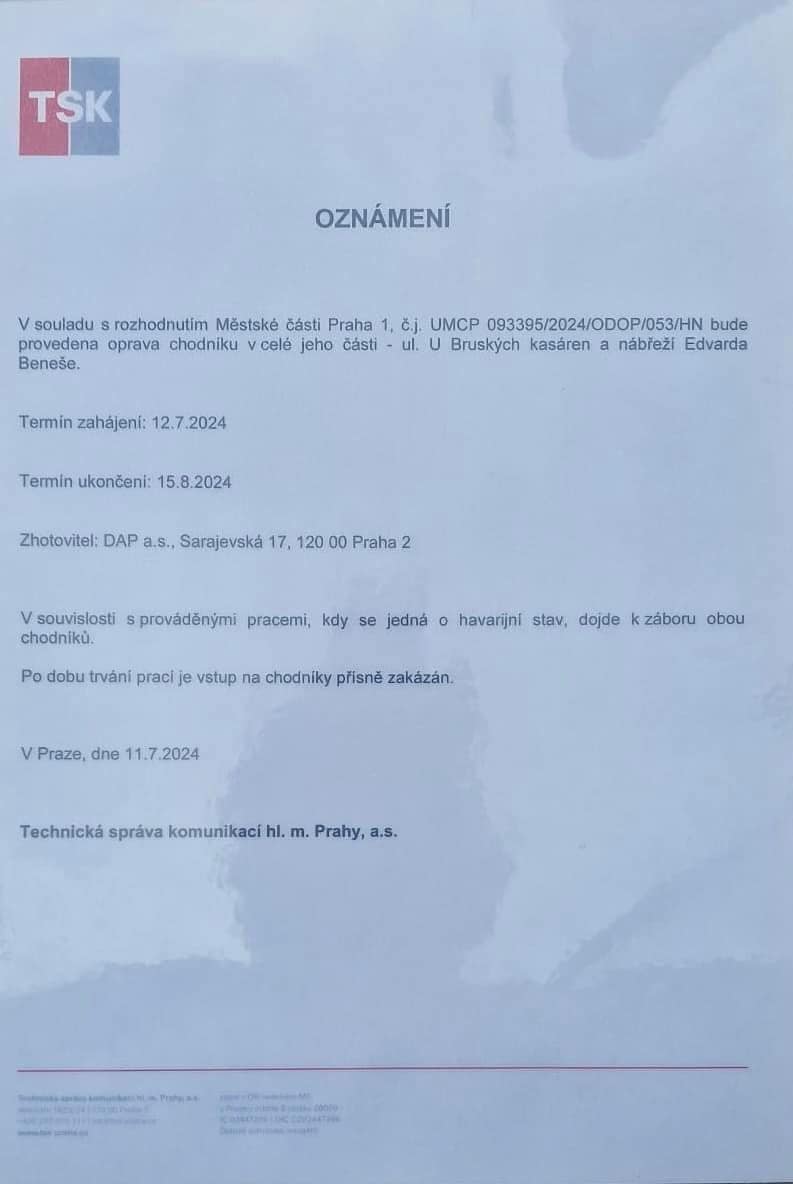 Petiční stánek se musel znovu přesunout.