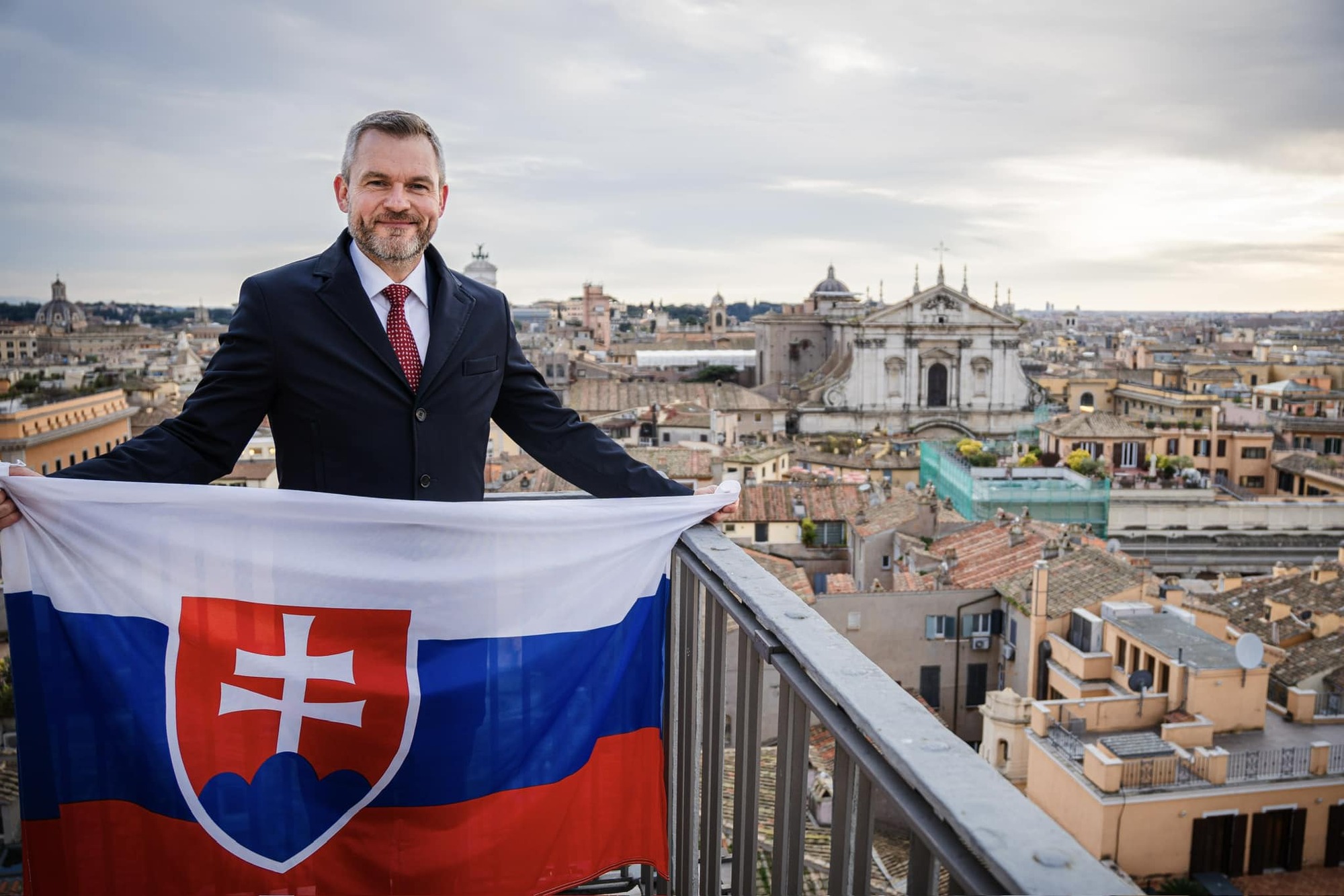 K vyhlášení výjimečného stavu slovenský prezident Peter Pellegrini zatím nesáhl.