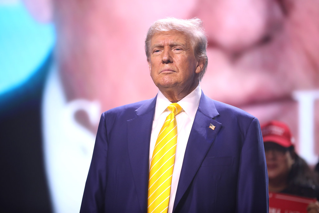 Donald Trump uvalí ode dneška dovozní cla na Kanadu, Mexiko i Čínů, kvůli dovozu fentanylu do USA.