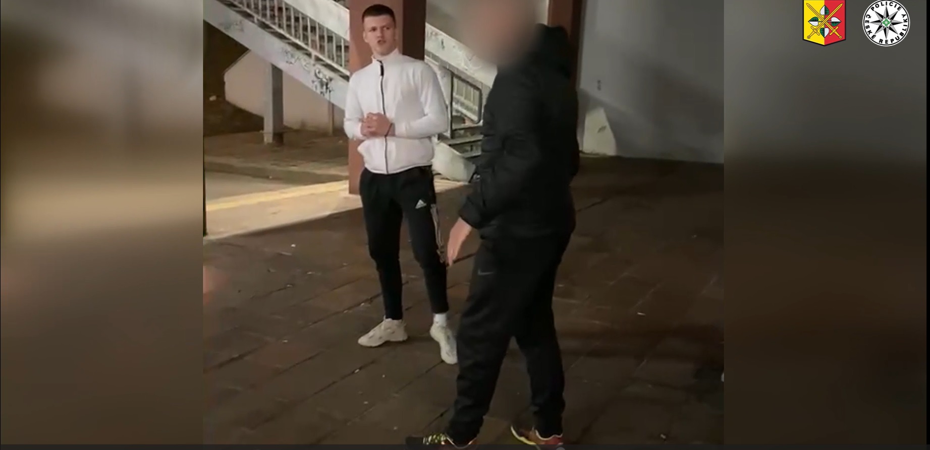 Policisté hledají útočníka v bílé mikině.