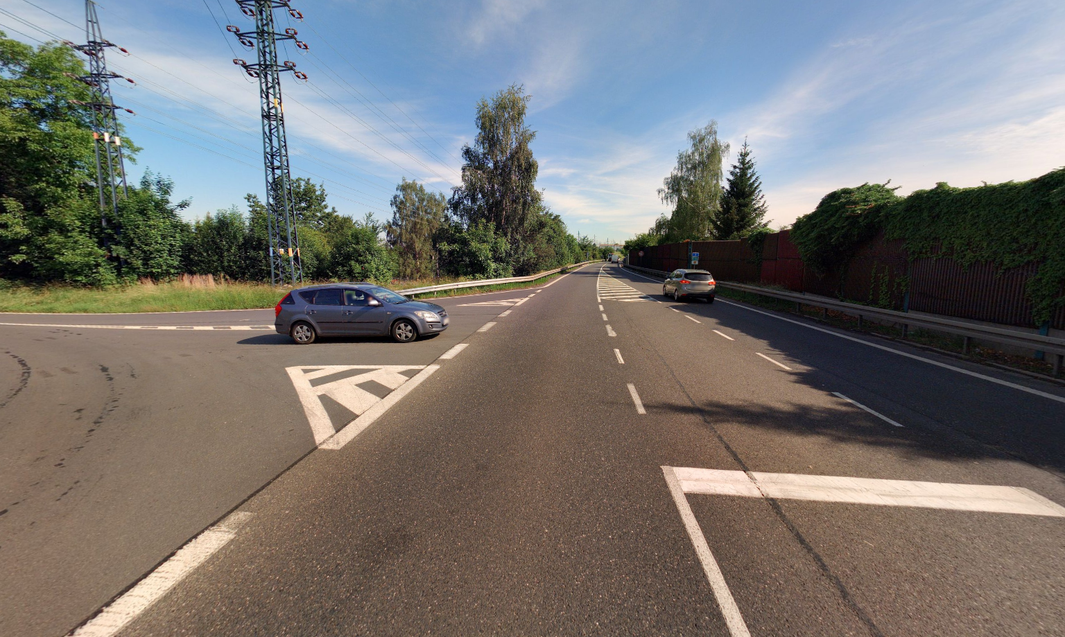 Současný výjezd z Konopiště na Benešov přes silnici I. třídy.