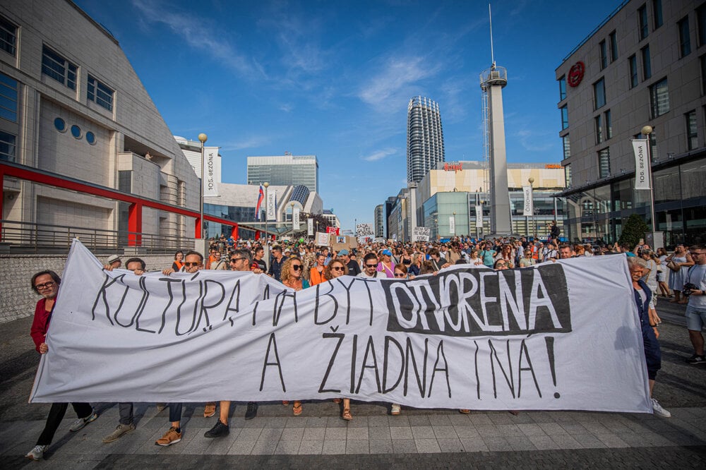 Pochod umělců se dnes vydal Bratislavou a požadoval odvolání ministryně kultury.