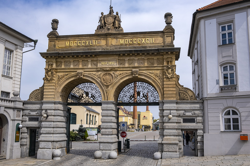 Historická brána Plzeňského Prazdroje.