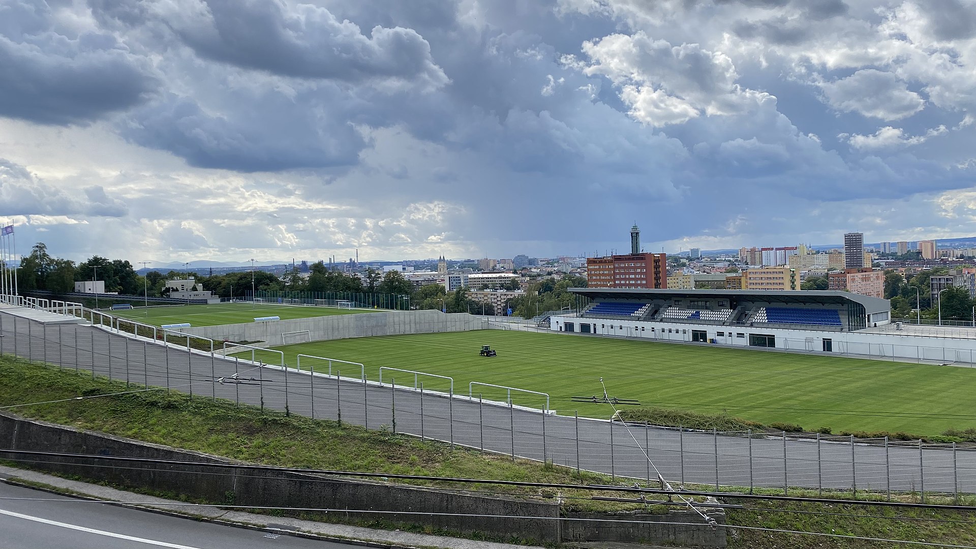 na Bazalech by se měl znovu začít hrát fotbal, ovšem fanoušci už u stadionu nezaparkují.