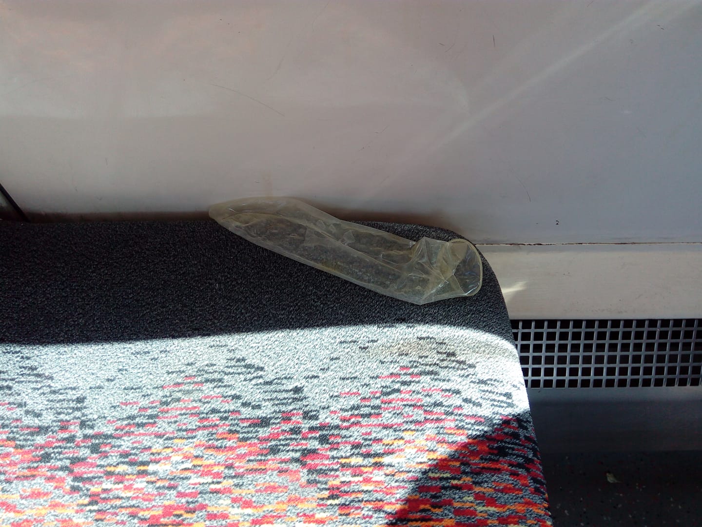 Nepořádek po cestujících.