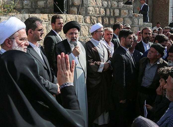 Íránští duchovní vůdci s prostým lidem.