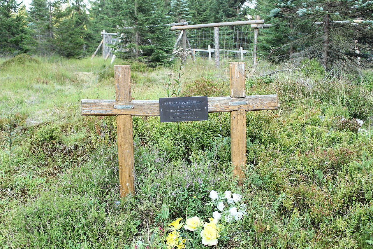 Dvojitý křížek nedaleko přehrady Souš připomíná tragický osud Jiří Haby a Tomáše Hübnera.