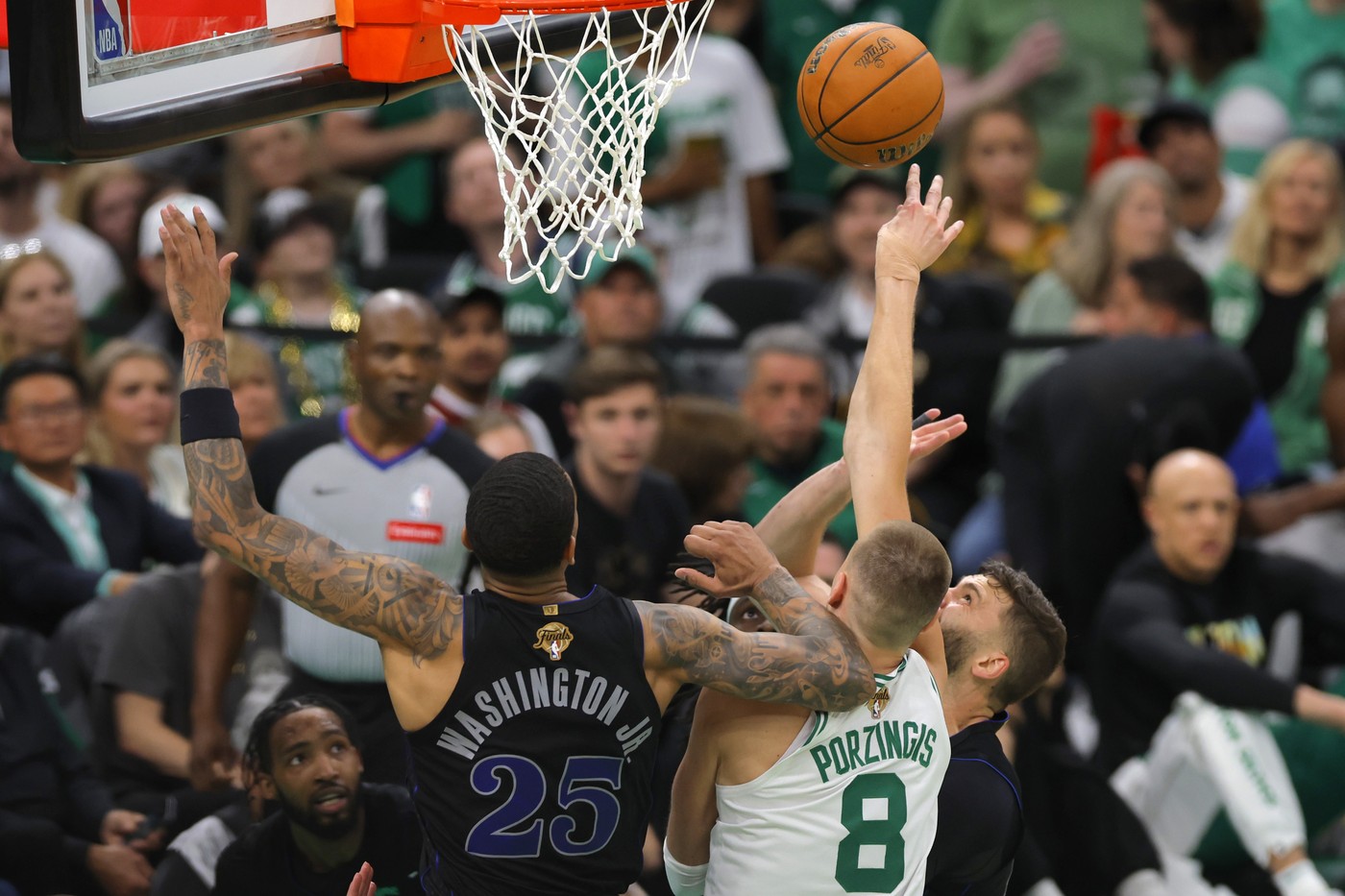 Žolík. Lotyšský pivot Kristaps Porzingis se vrátil z marodky a přispěl 20 body.