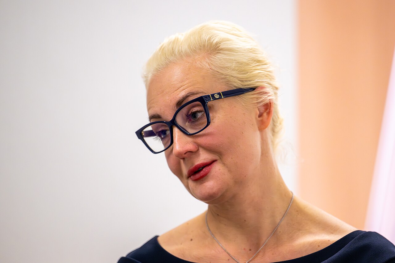 Na Juliji Navalnou byl v Rusku vydán zatykač.