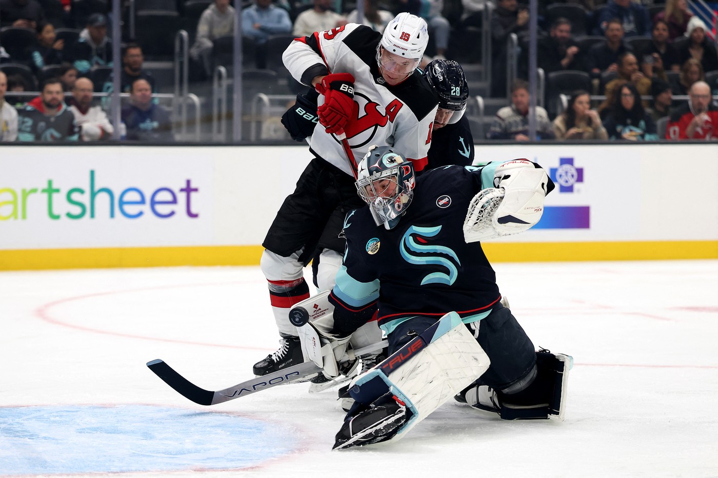 Ondřej Palát v souboji s Philippem Grubauerem