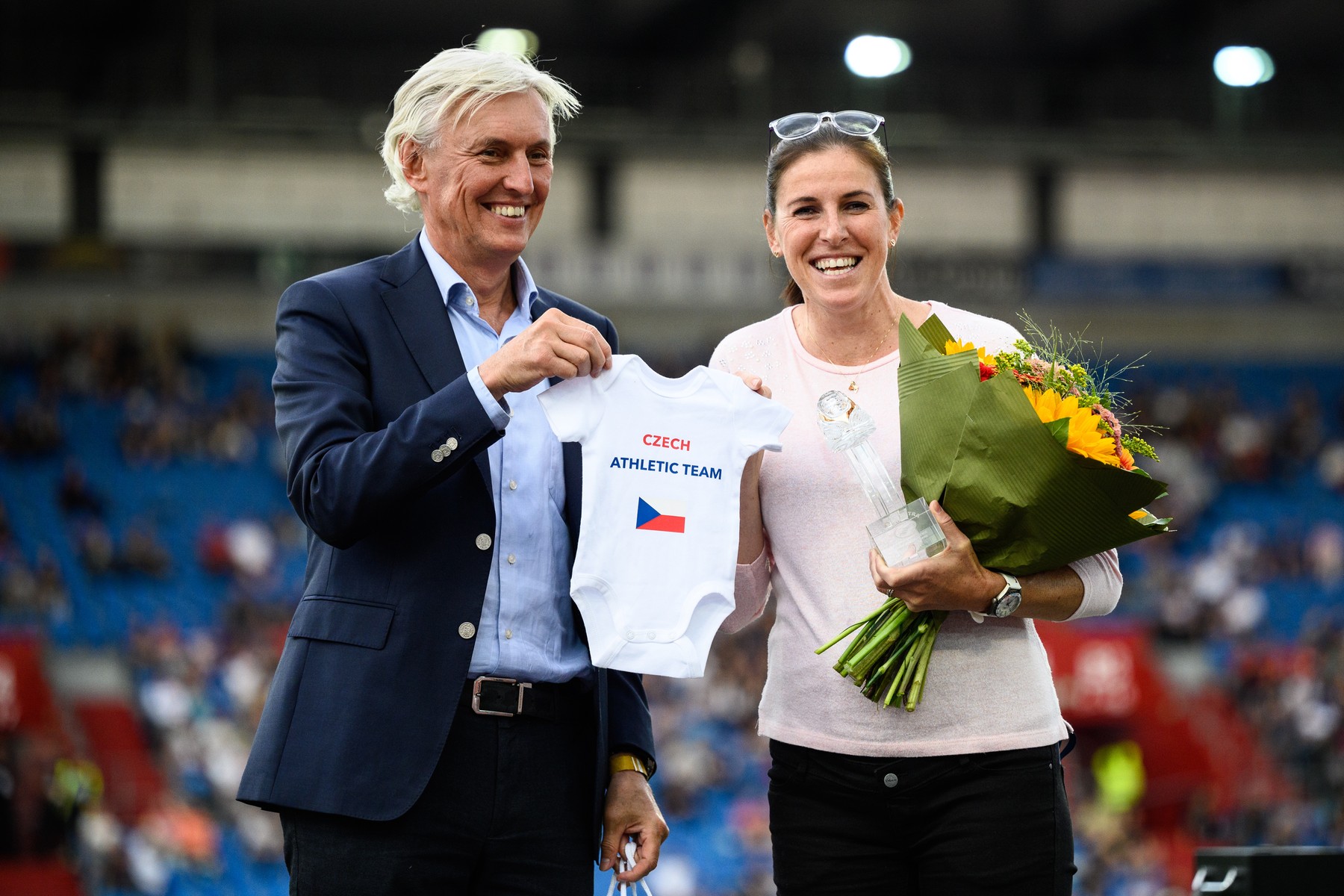Zuzana Hejnová s předsedou Českého atletického svazu Liborem Varhaníkem předloni po oznámení těhotenství.