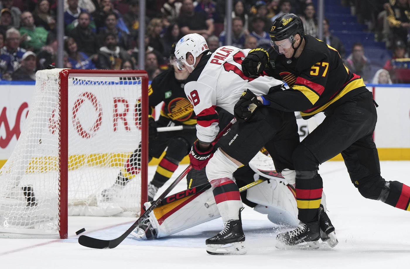 Ondřej Palát v souboji s Tylerem Myersem