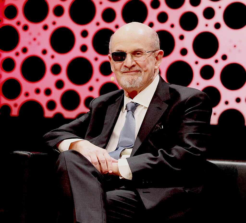 Salman Rushdie po útoku v srpnu 2022 oslepl na jedno oko.