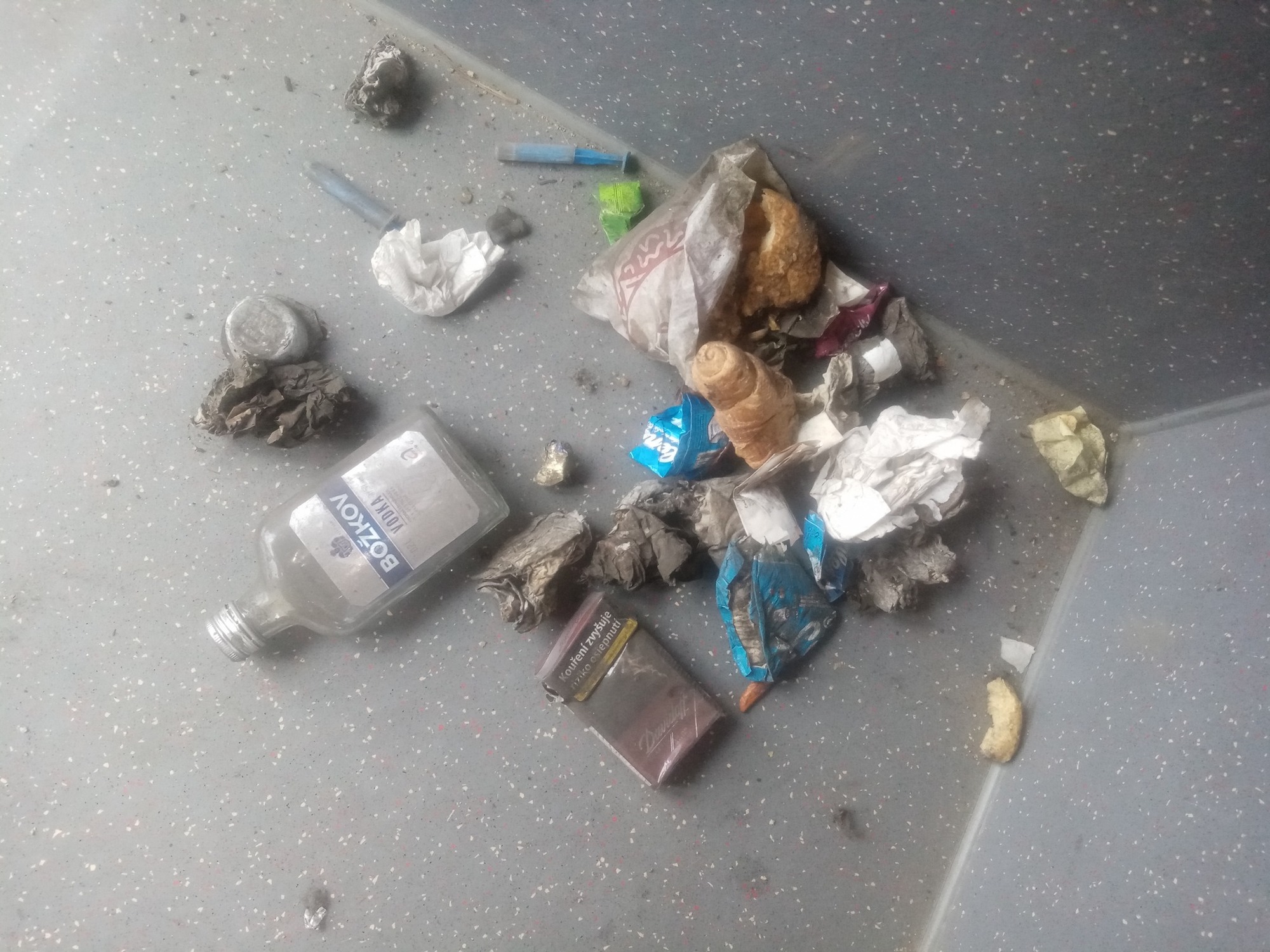 Nepořádek po cestujících.