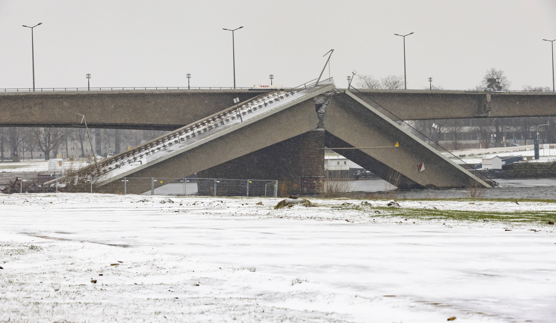 Zřícený most Carolabrücke v Drážďanech