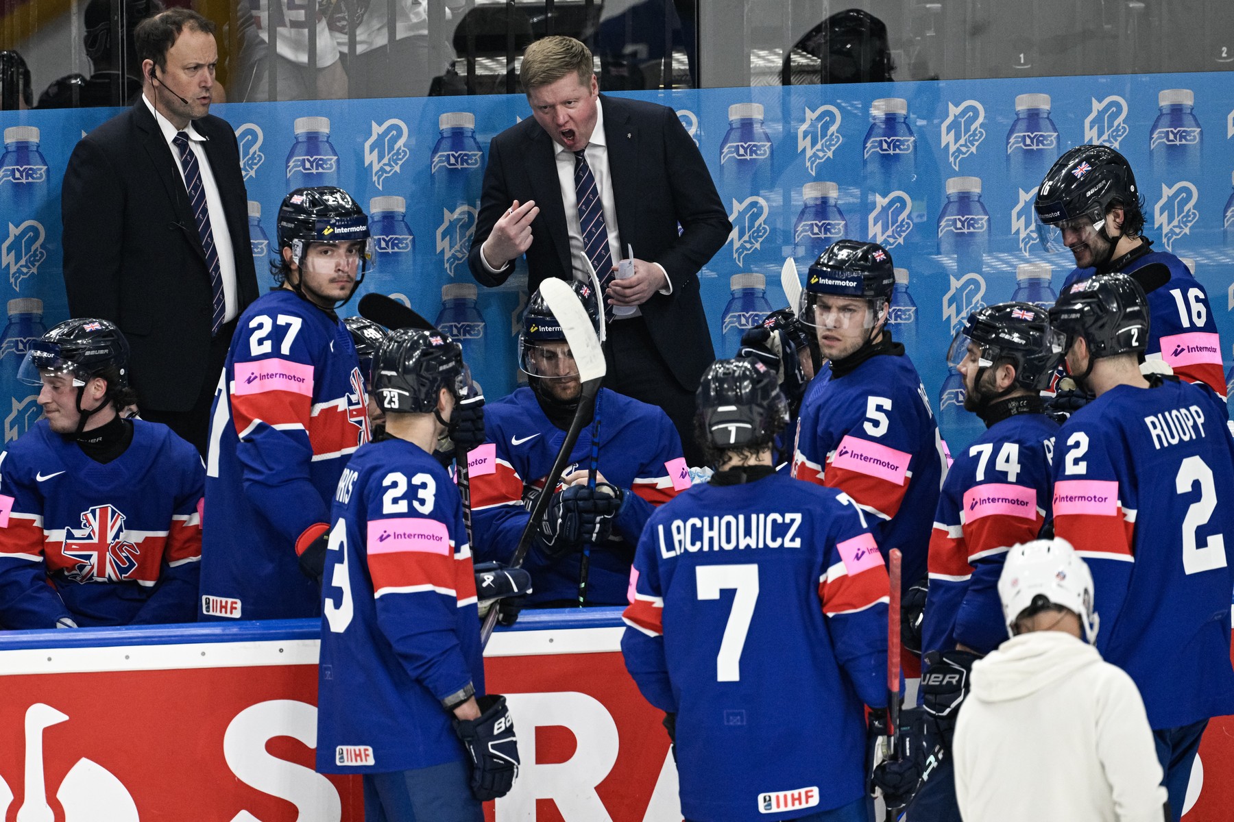 Hokejisty Velká Británie vede Peter Russell.