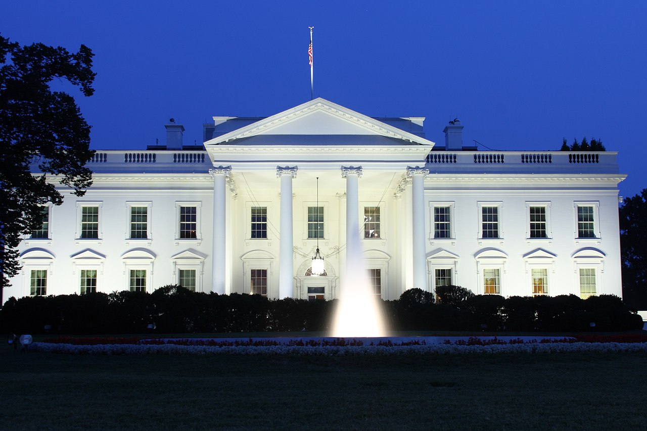 U Bíilého domu se dnes střílelo.