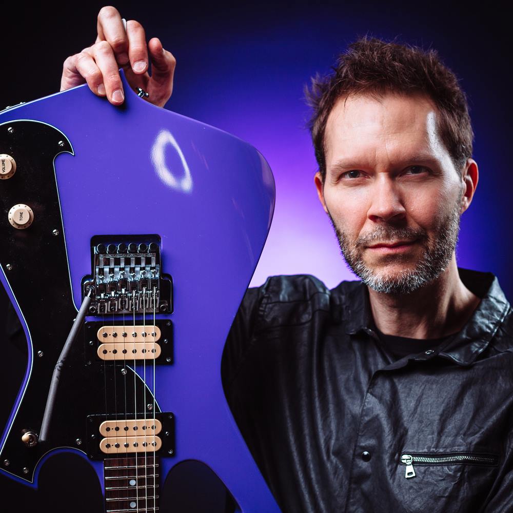 Paul Gilbert a jedna z jeho ukradených kytar.