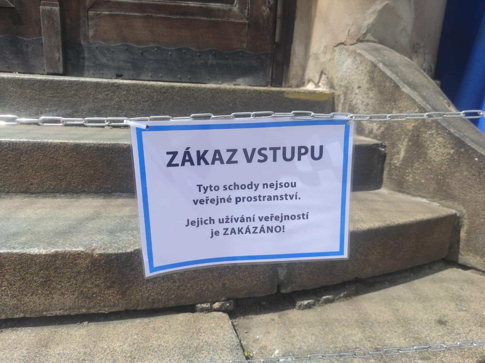 Už před časem se vedle petičního stánku objevily cedule zakazující vstup.